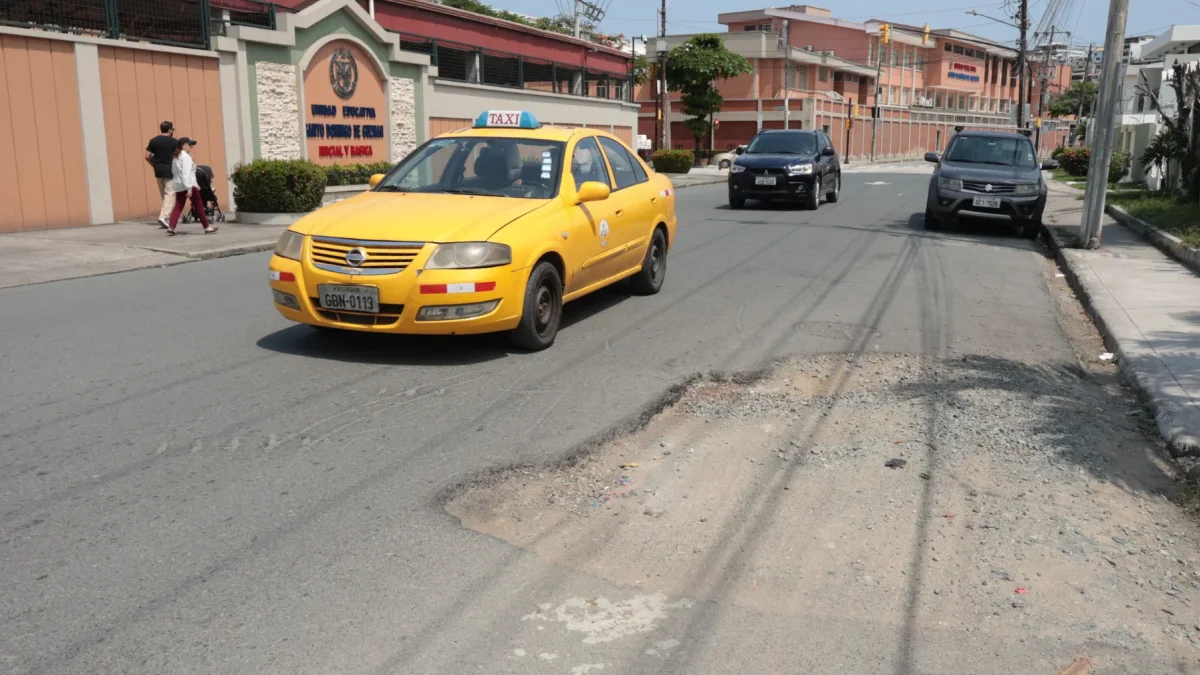 Riesgo. Baches enormes han generado daños y caídas en varios puntos de Urdesa.