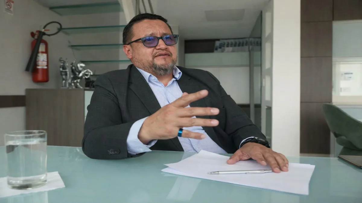 Marco Antonio Núñez, gerente legal de Inycofyi, defiende los trabajos ejecutados por esta empresa en las centrales Salitral y Quevedo.