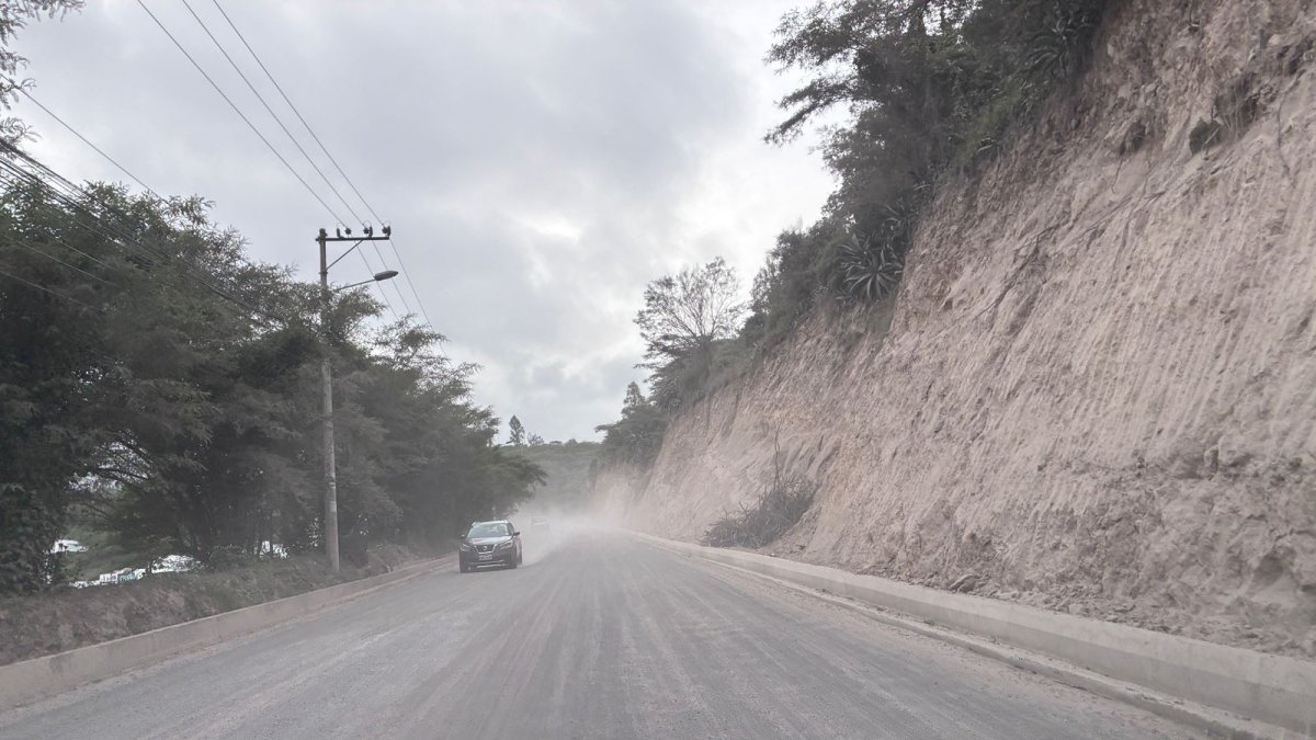 La vía Nayón–Cumbayá presenta tramos irregulares y polvo constante tras meses de obras inconclusas.
