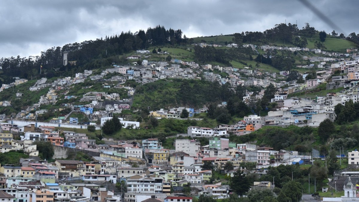 Crecimiento. La construcción de viviendas alcanza laderas y periferias de Quito, bajo una normativa que abre debate sobre planificación territorial.