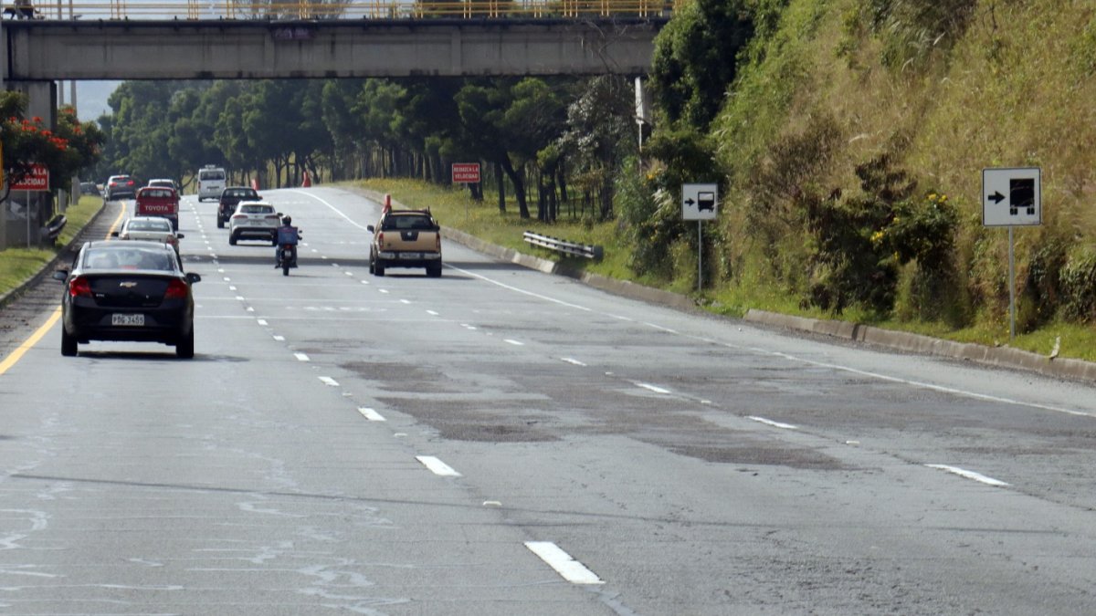 Reparación. En marzo, la Epmmop realizó un bacheo de la Ruta Viva.