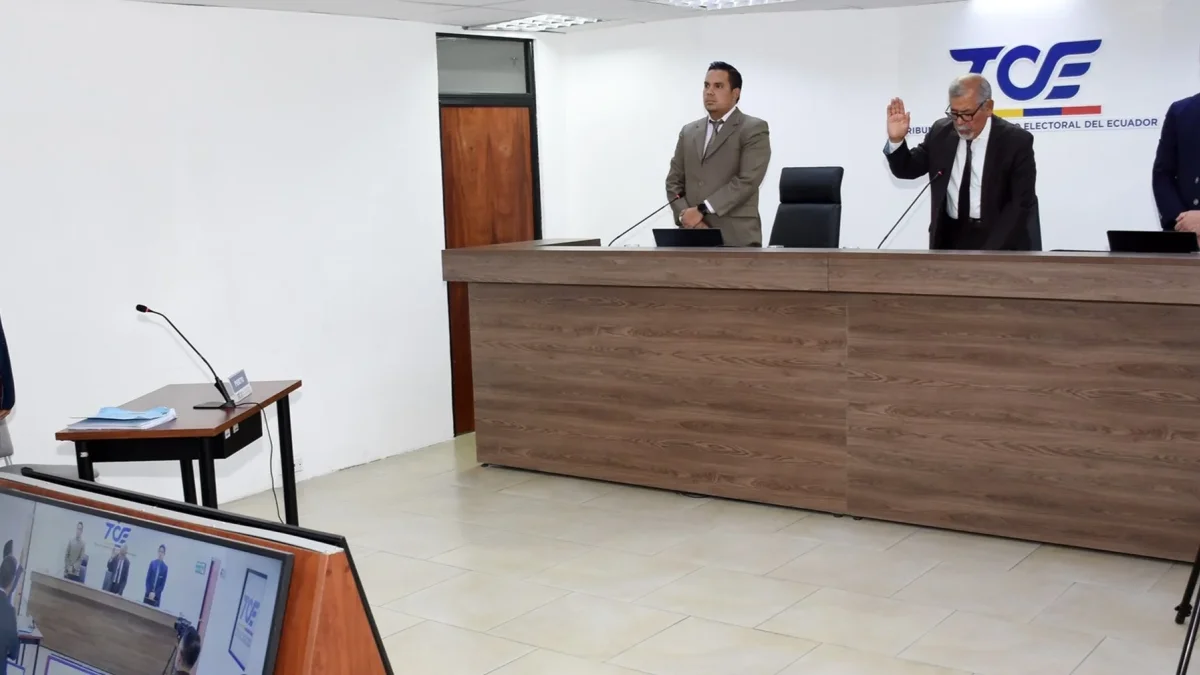 El abogado de la RC solicitó que el TCE deje sin efecto la suspensión que ordenó el juez electoral, Joaquín Viteri (d).