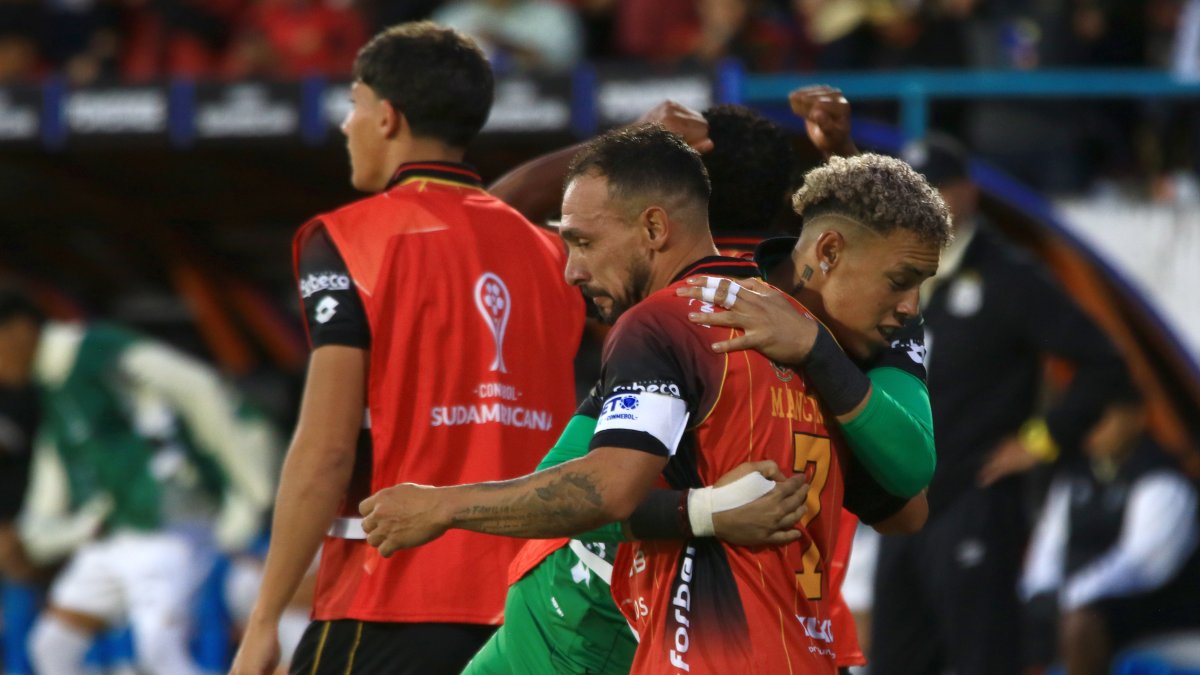 Lucas Mancinelli (c) de Deportivo Cuenca celebra un gol en un partido de la Copa Sudamericana entre Deportivo Cuenca y Santos.