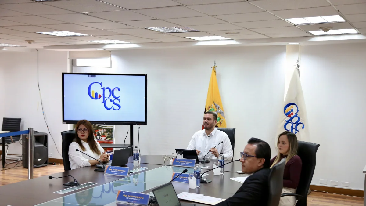 Sesión del pleno del Consejo de Participación Ciudadana y Control Social (CPCCS) durante una reunión institucional en su sede en Ecuador.