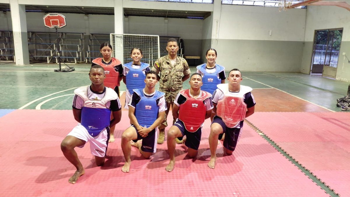 El entrenador Ronald Gainza y varios de los deportistas.