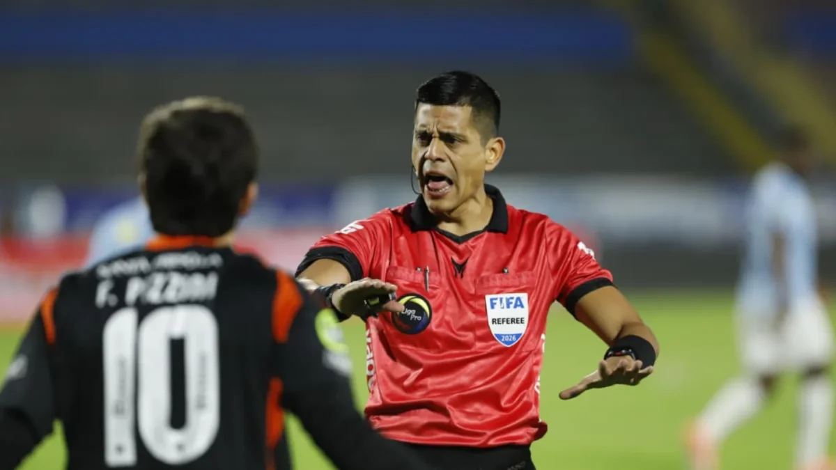 Francisco Pizzini reclama al árbitro del partido entre Universidad Católica y Emelec.