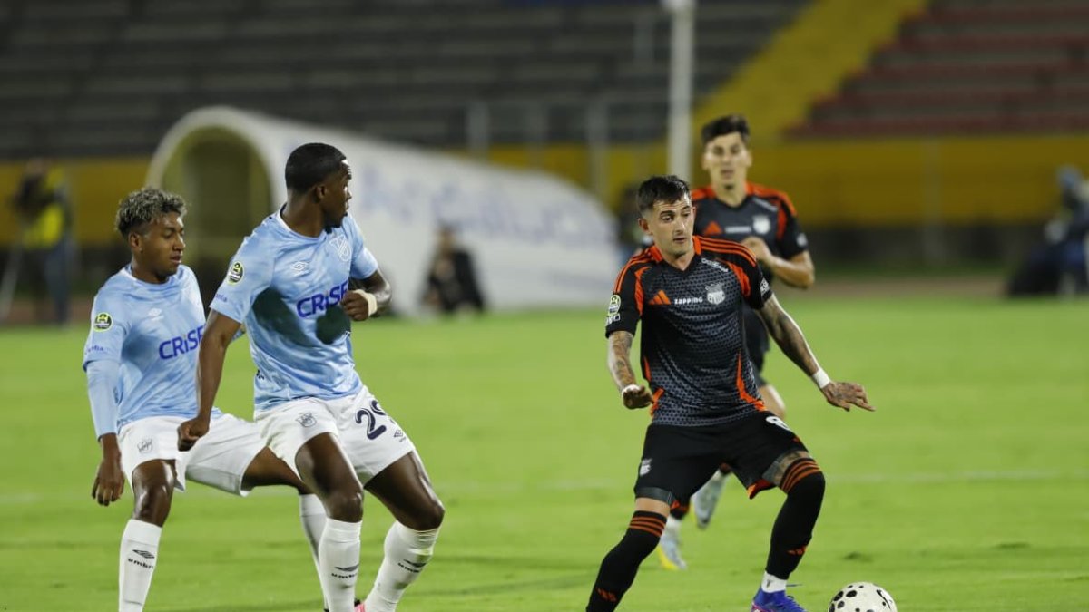 Católica y Emelec empatan 1-1 en el estadio Atahualpa.