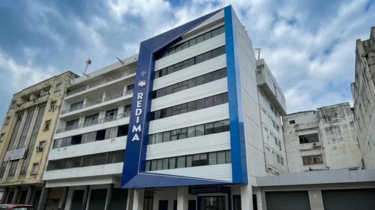 Edificio del Centro Médico Madre María, iniciativa de la Fundación Redima para brindar atención médica en el centro de Guayaquil.