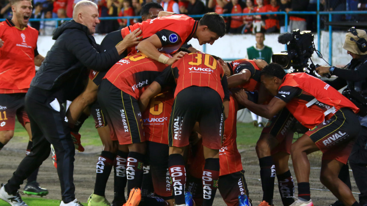 Jugadores del Deportivo Cuenca celebran el gol de Lucas Mancinelli.