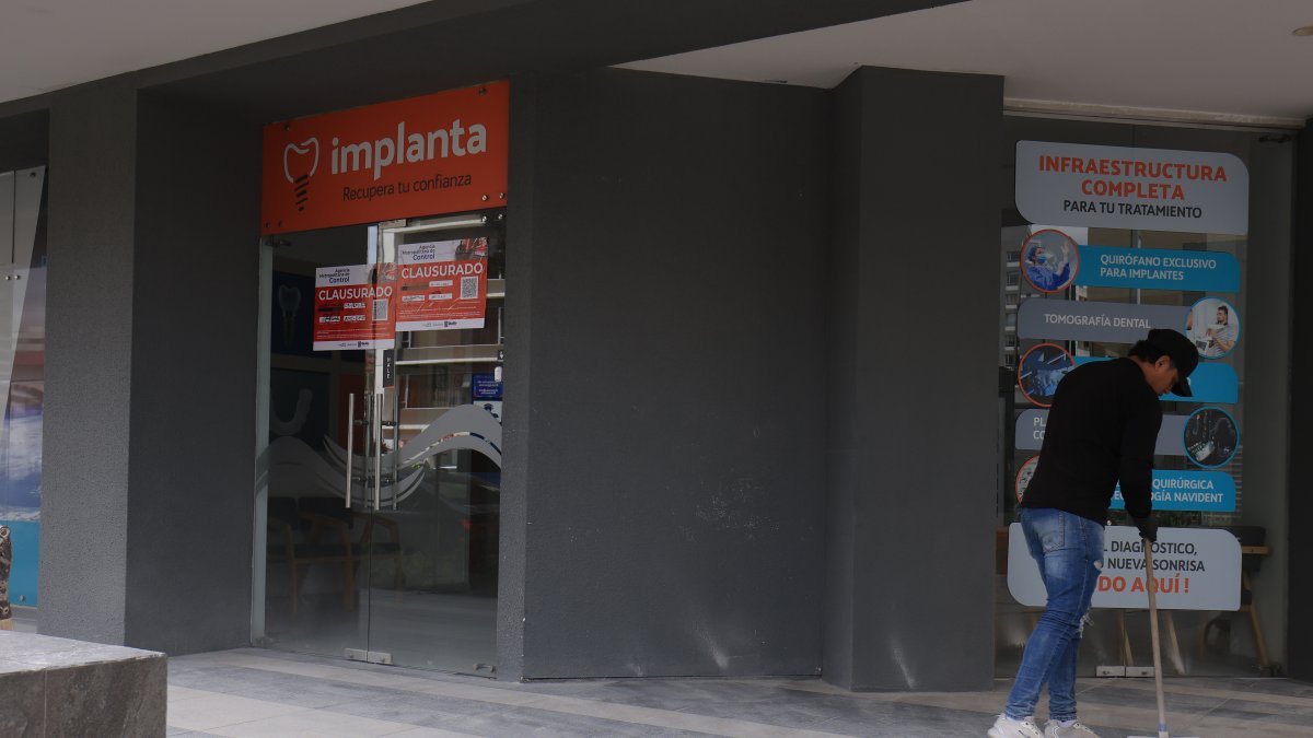 La AMC clausuró la clínica dental donde murió Luis Alarcón, en Quito.