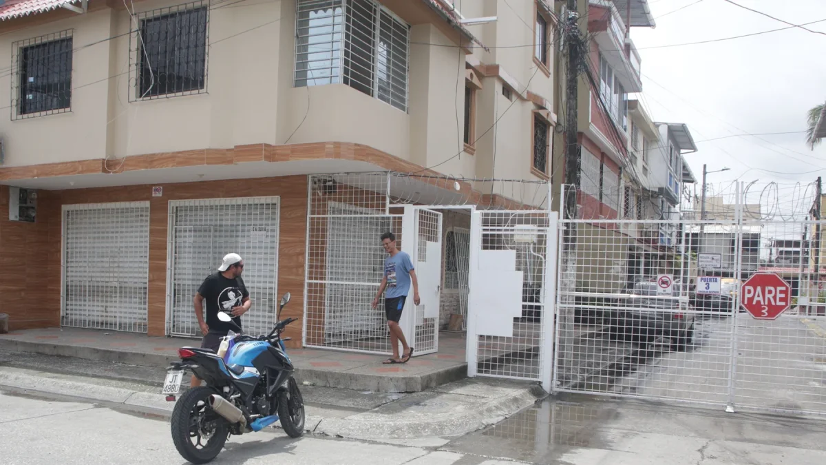 Vecinos de la ciudadela Guayacanes, en el norte de Guayaquil, reportan apagones a diario.