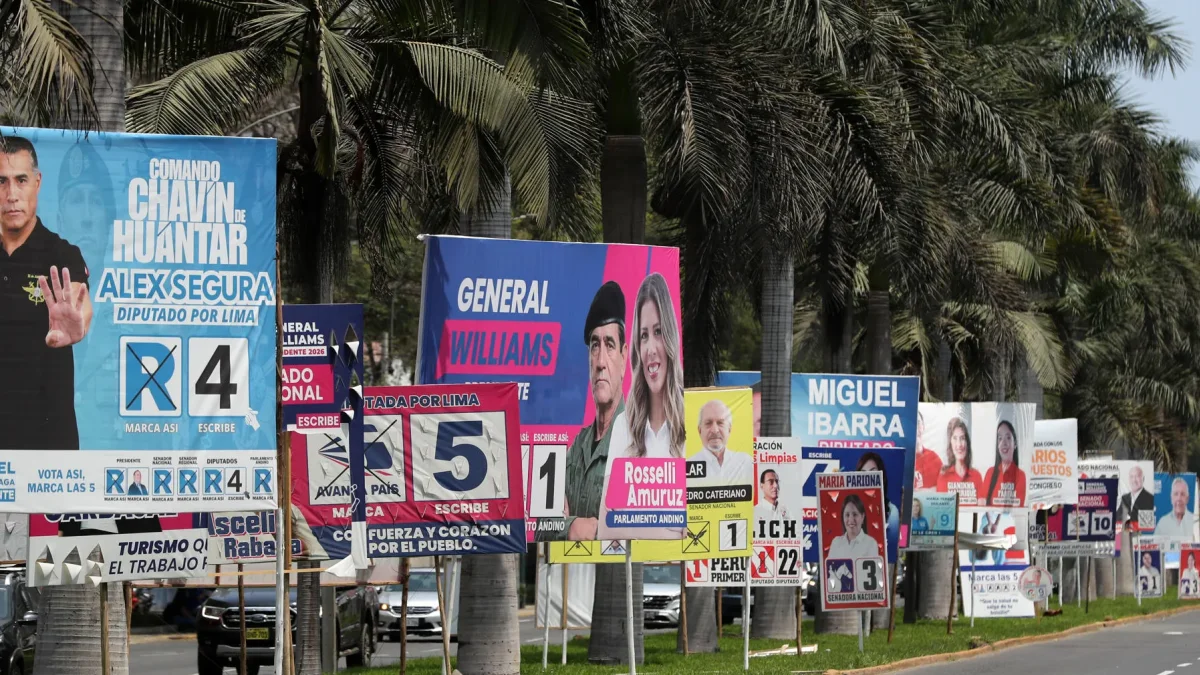 Fotografía que muestra carteles de candidatos electorales, en Lima (Perú).