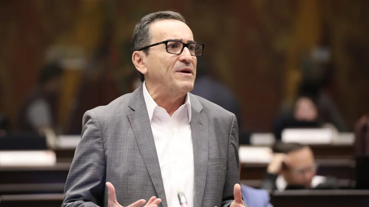 El asambleísta de Manabí, Fernando Cedeño, junto a otros cuatro legisladores de la provincia pidieron información al Gobierno sobre el ataque de militares de EE. UU. a pescadores ecuatorianos.