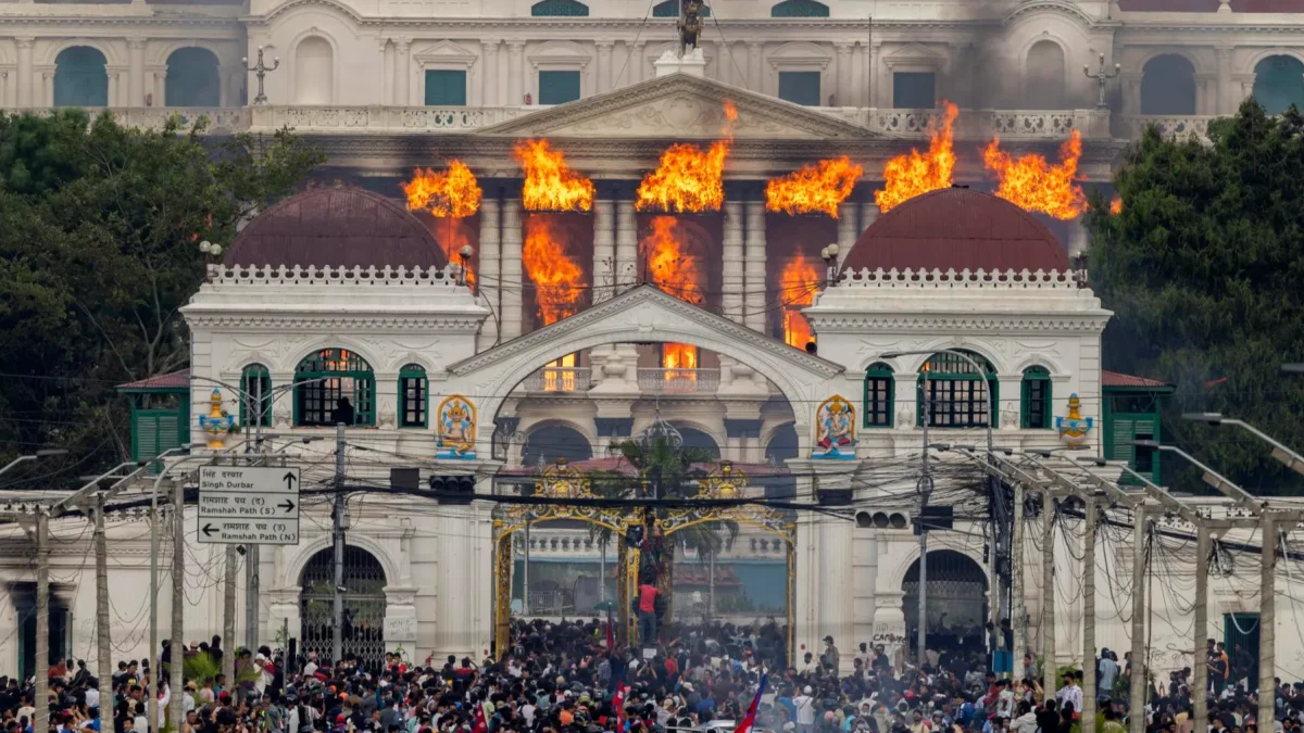 Manifestantes incendian el complejo gubernamental durante violentas protestas en Katmandú, Nepal. Fotografía del ganador de World Press Photo 2026, Narendra Shrestha