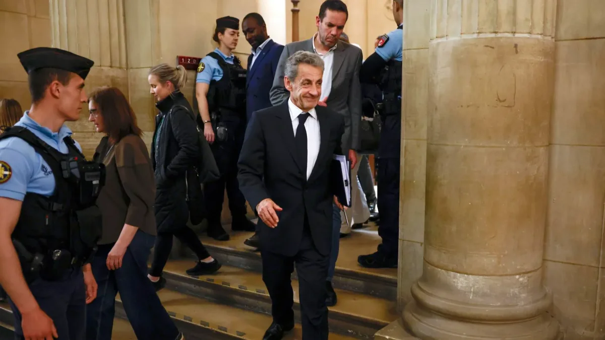 El expresidente francés Nicolas Sarkozy (C) sale del juzgado durante el juicio de apelación en el caso de financiación libia en París, Francia, 09 de abril de 2026.