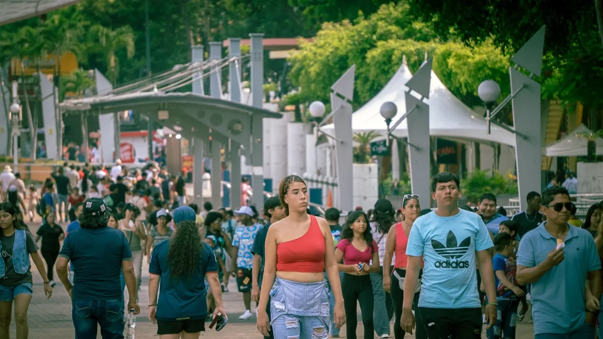 Durante el feriado por Semana Santa en Guayaquil, visitantes recorrieron el Malecón 2000.