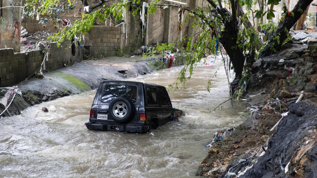 Un vehículo arrastrado a una cañada el 8 de abril de 2026, en Las 800, un barrio humilde en Santo Domingo (República Dominicana).