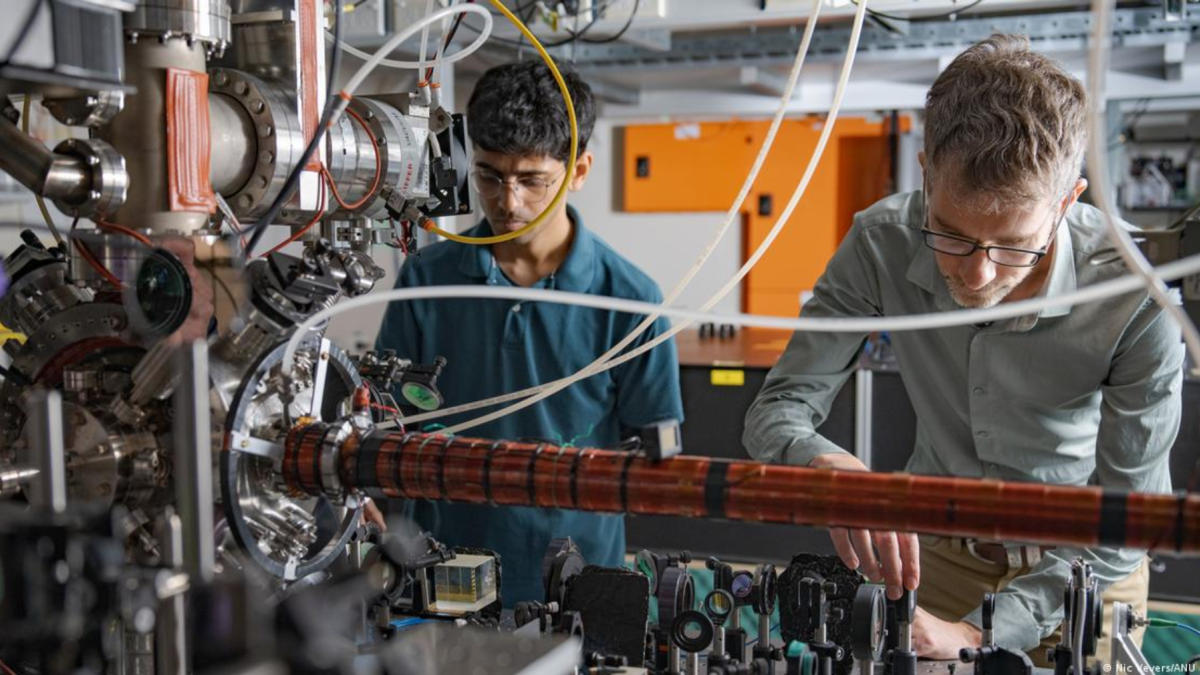 Yogesh Sridhar y Sean Hodgman, de la Universidad Nacional de Australia, lideraron el experimento que demostró el entrelazamiento cuántico con átomos de helio.