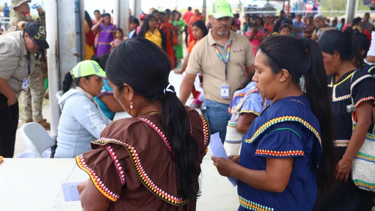 Fotografía del 25 de marzo de 2026 que muestra a indígenas haciendo fila durante la entrega de bonos en la comarca, en Chiriquí (Panamá).