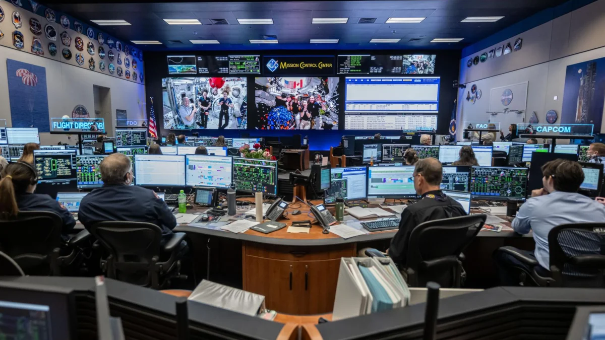 En el centro de control, la NASA coordina Artemis II mientras sus astronautas reciben salarios estándar de empleados federales.