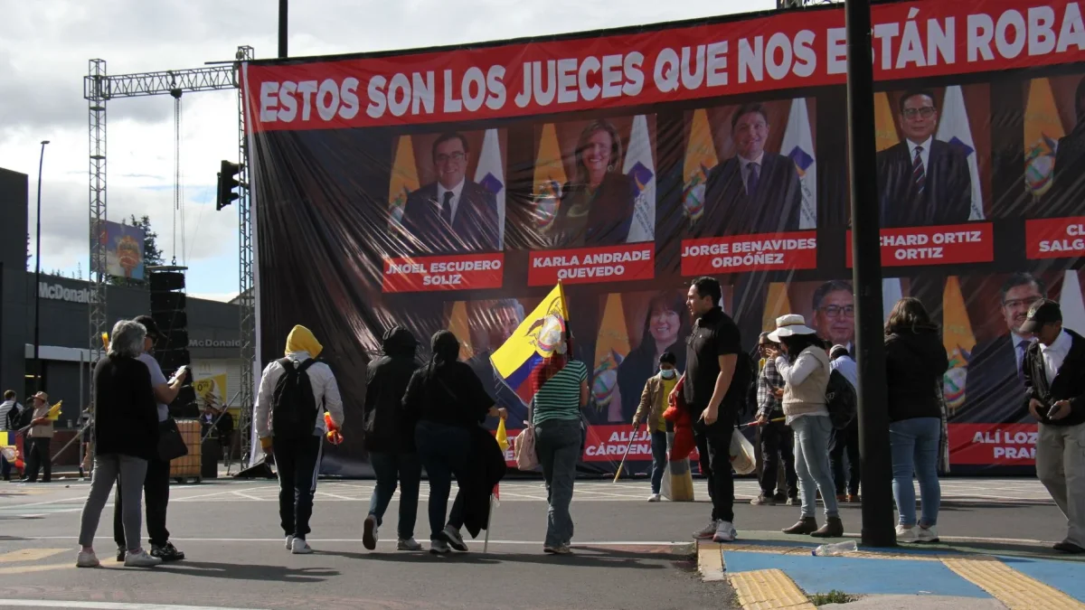 En agosto de 2025 aparecieron vallas gigantes con las fotos de los jueces de la Corte Constitucional en calles de Quito cercanas a la sede de la Corte.