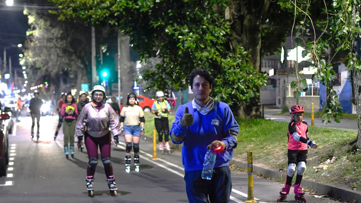 Patinadores avanzan por la avenida Amazonas durante el Paseo Express, una experiencia nocturna segura y llena de energía en Quito.