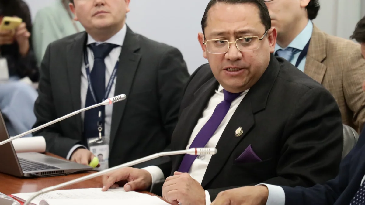 El contralor Mauricio Torres se queja de que le critican porque sus familiares tienen importantes cargos públicos y amenaza con denuncias.