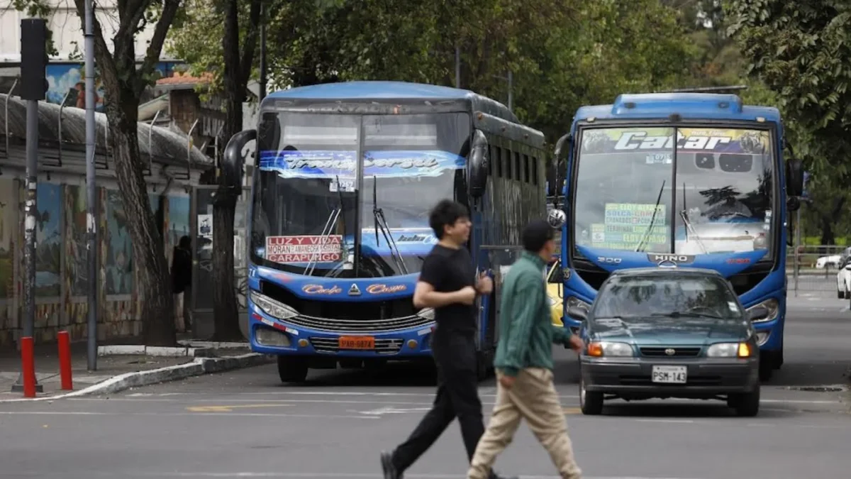 En la Juan León Mera y Jorge Washington, en el centro norte de Quito, buses corretean.