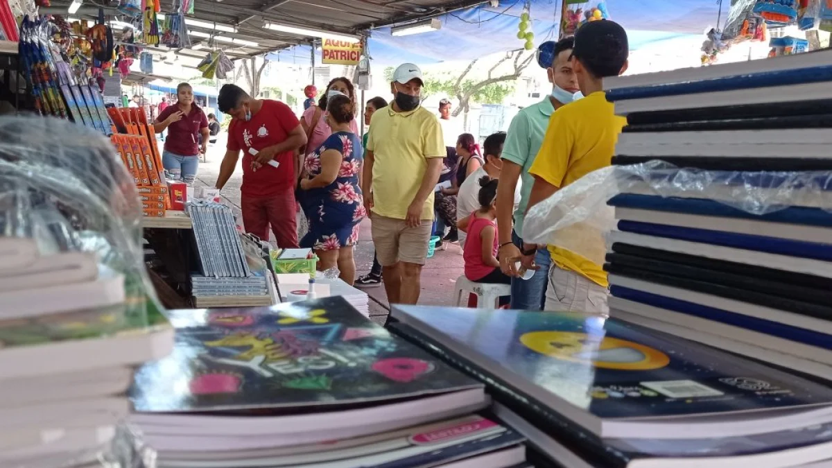 Los padres de familia buscan los mejores precios para ahorrar.