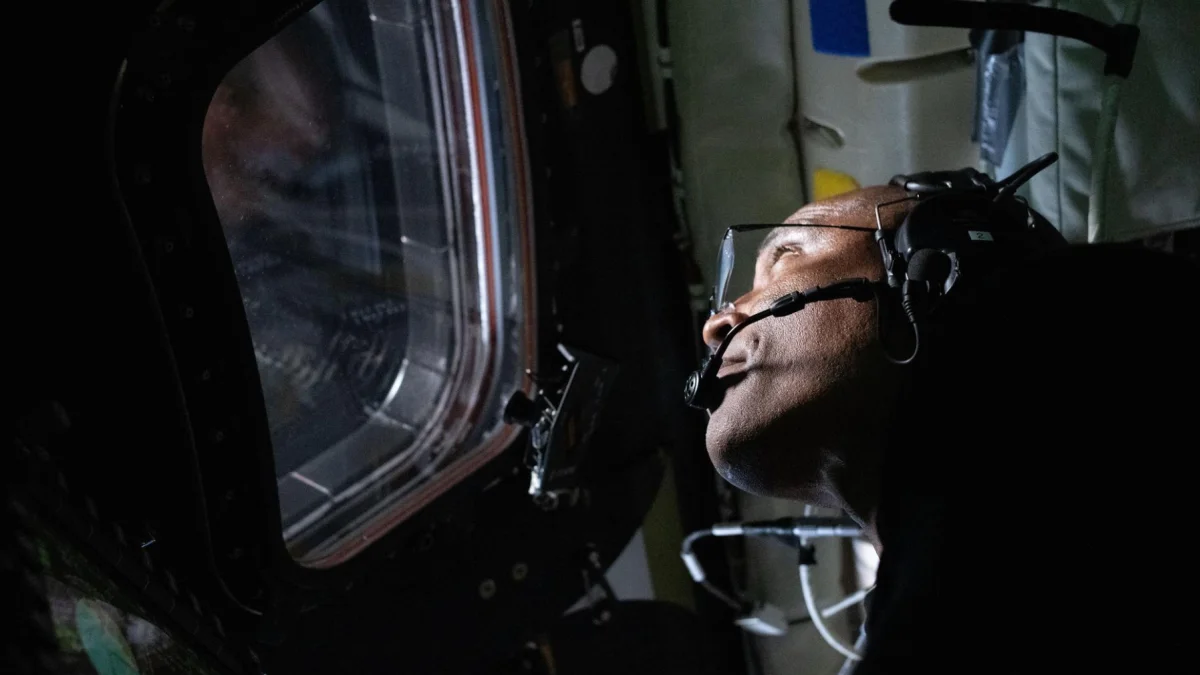 La tripulación observa desde la cápsula espacial mientras se aproxima el esperado retorno a la Tierra.