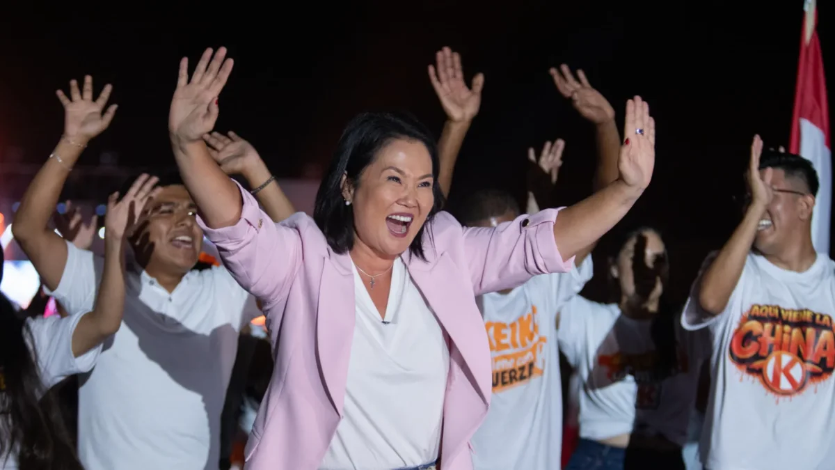 La candidata a la Presidencia de Perú por el partido Fuerza Popular, Keiko Fujimori (c), durante el cierre de su campaña, en Lima (Perú).