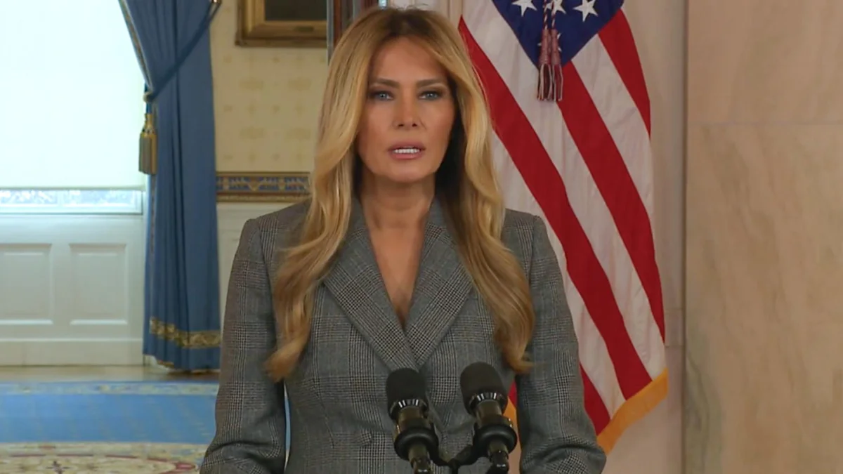 Melania Trump ofrece una declaración desde la Casa Blanca en Washington.