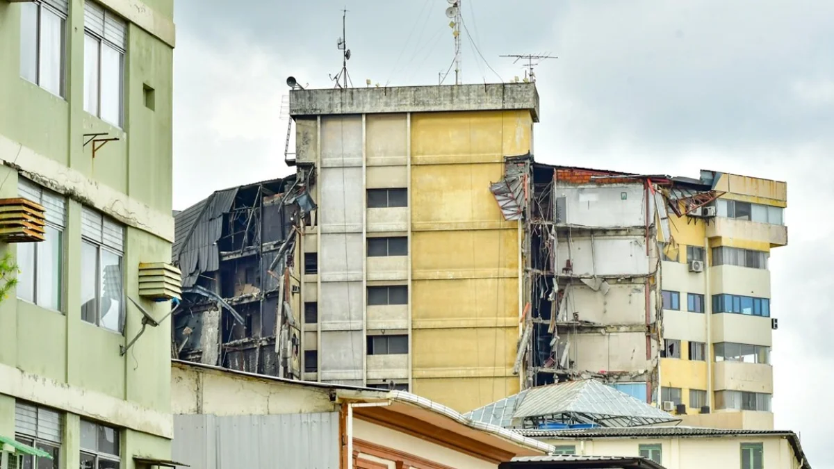 El edificio no ha sido demolido, se mantiene intacto.