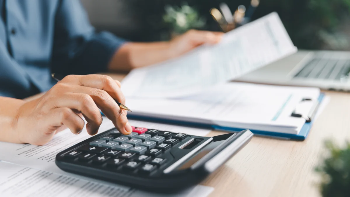 Referencial.Trabajadores realizan cálculos sobre el pago de utilidades en Ecuador.