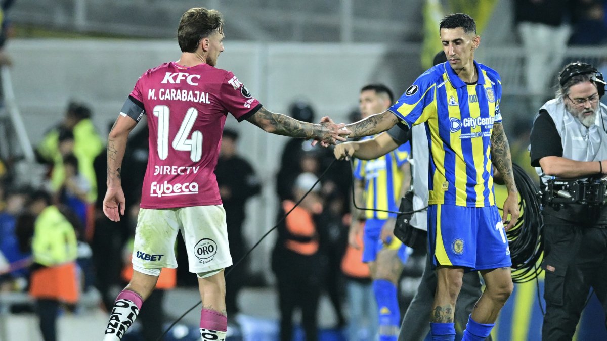 Angel Di María (d) de Rosario saluda a Mateo Carabajal de Independiente del Valle.