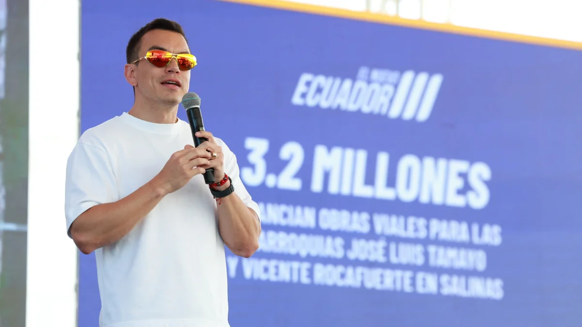 El presidente Daniel Noboa durante su visita a Santa Elena, donde anunció inversiones y entregó obras viales en Salinas.