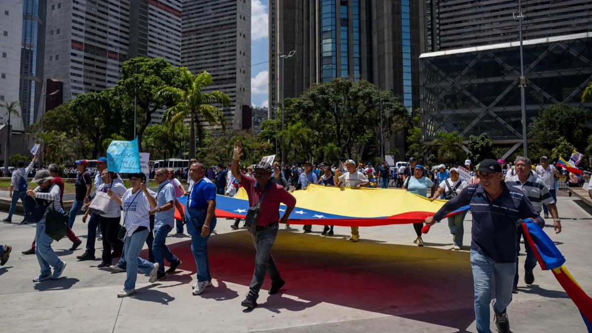 Personas participan en una manifestación de organizaciones sindicales, estudiantiles y gremiales para exigir aumentos salariales, en Caracas (Venezuela).