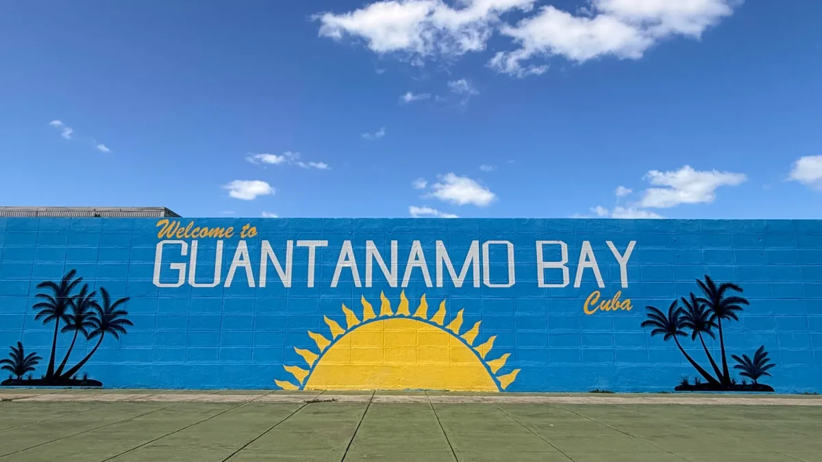 Fotografía del 22 de marzo de 2026 de un mural que da la bienvenida en un letrero en inglés a la bahía de Guantánamo, en Guantánamo (Cuba).