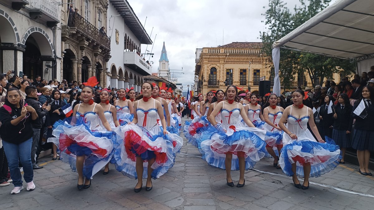 Estudiantes de los colegios de Cuenca participaron en el desfile que abrió las festividades por los 469 años de Fundación española.