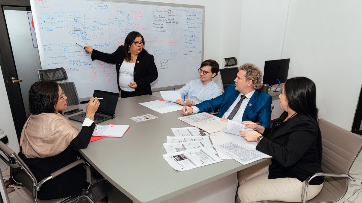 Las maestrías en educación online permiten a los docentes actualizar sus conocimientos sin dejar el aula.
