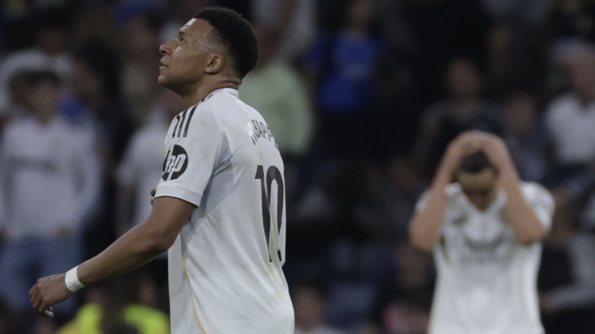 El delantero del Real Madrid Kylian Mbappé, al término del partido de LaLiga EA Sports que Real Madrid y Girona FC disputaron el viernes 10 de abril.