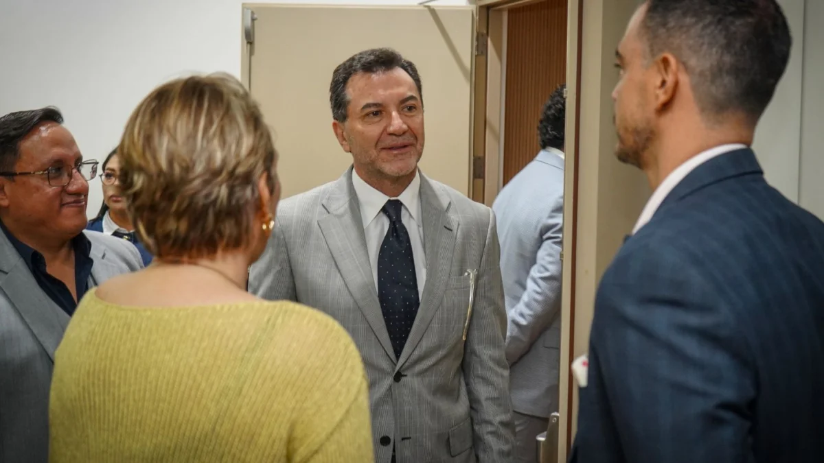 El gerente general de la Corporación Eléctrica de Ecuador es Antonio Jácome.