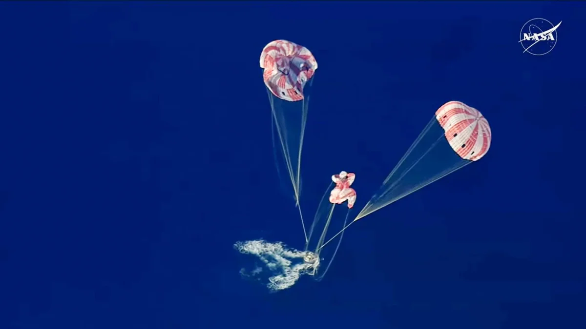 Captura de imagen de una transmisión de la NASA de botes cerca a la capsula Orión, con los tripulantes de Artemis II.