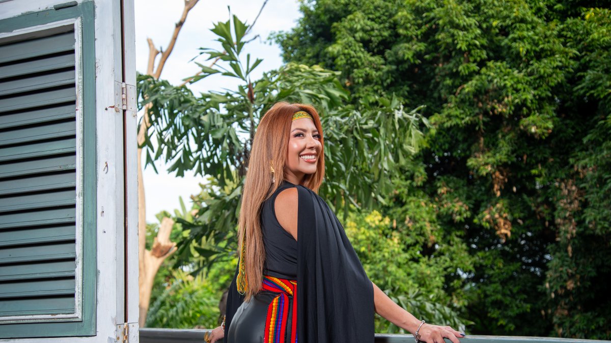 La artista nacida en Zaruma acaba de lanzar el disco Uniendo raíces. Optó por los trajes típicos.