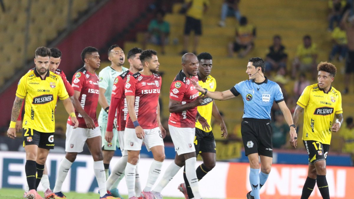 Jugadores de Barcelona SC y Leones FC analizan una decisión arbitral durante el partido de la fecha 8 de la LigaPro en el estadio Monumental.