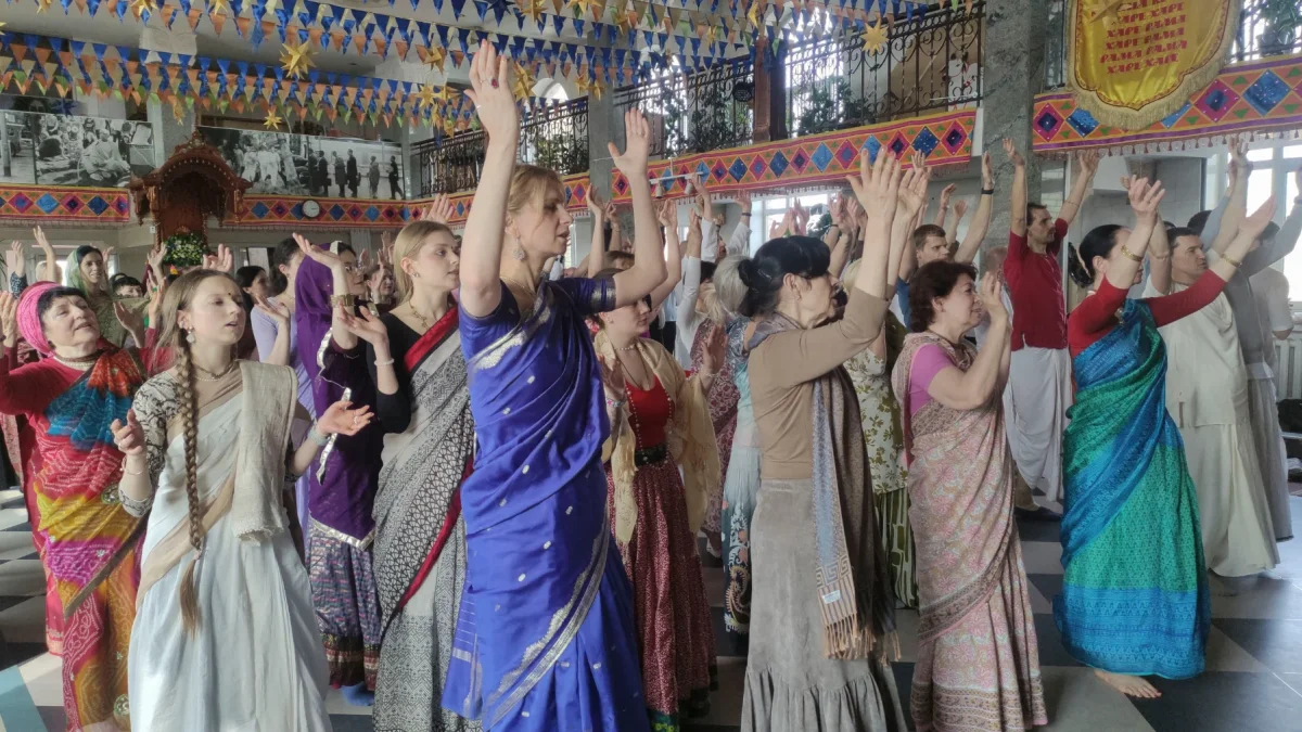Una de las ceremonias en el templo de Hare Krishna de Kiev. La guerra ha reducido la exposición pública de los devotos del movimiento.