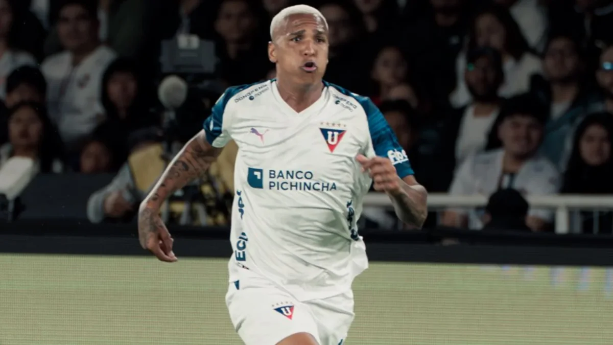 El brasileño Deyverson durante el partido Liga de Quito vs Barcelona.