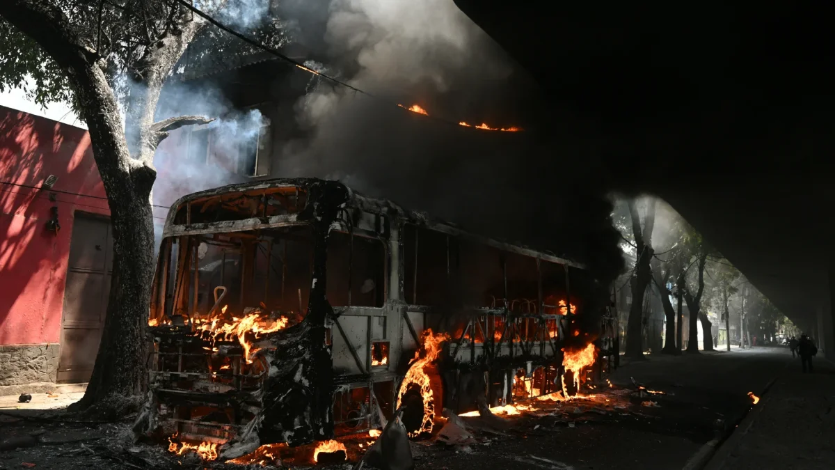 Un autobús incendiado presuntamente por narcotraficantes durante un operativo policial en el centro de Río de Janeiro, Brasil, el pasado 18 de marzo, como amenaza.