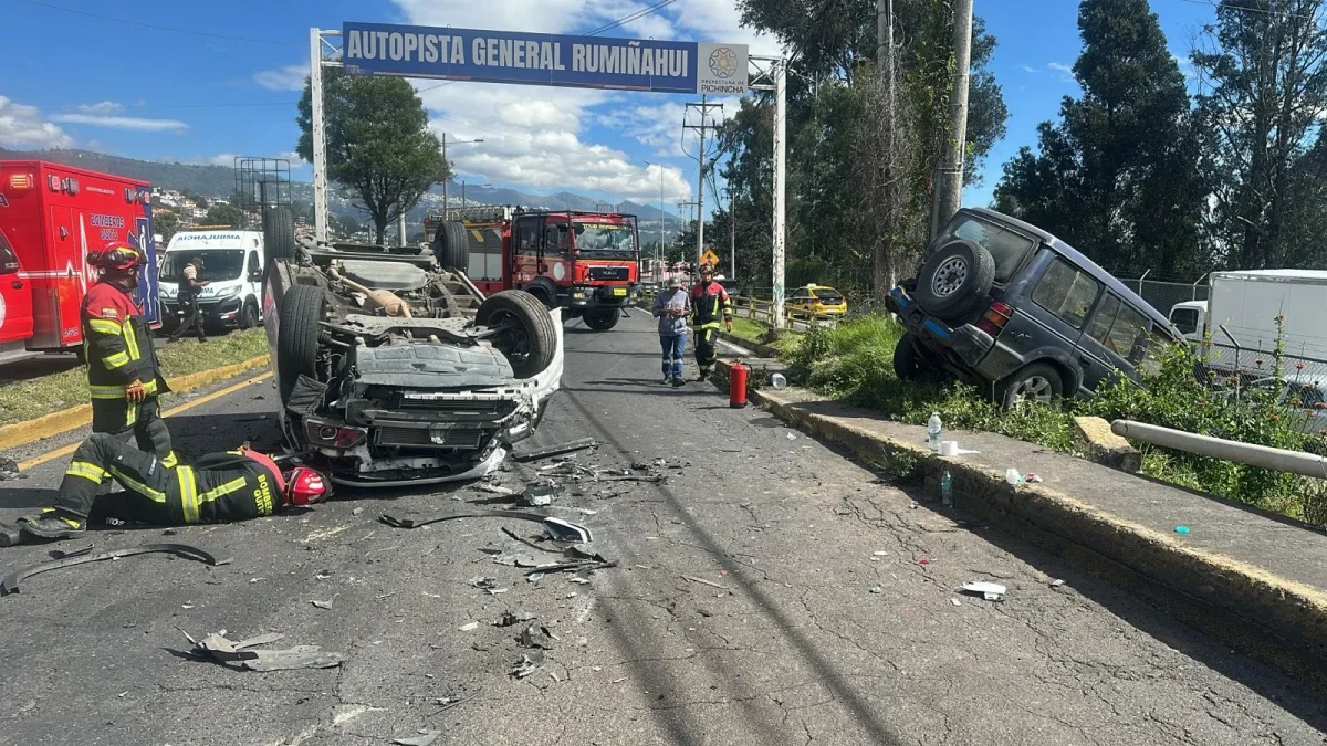 Siniestro vial en la Autopista General Rumiñahui, sector Armenia 1, deja tres personas heridas y congestión vehicular.