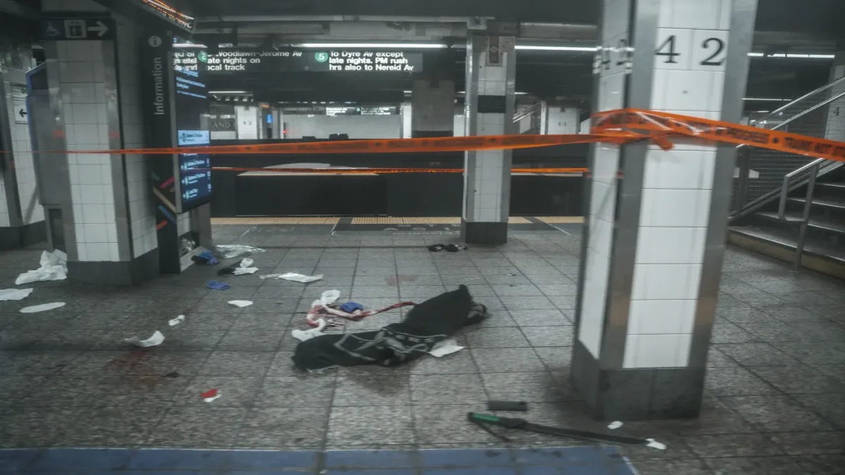 Sangre y un machete en el andén después de que un hombre fuera baleado por agentes del Departamento de Policía de Nueva York.
